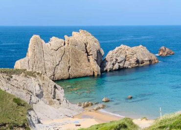 Geoparque Costa Quebrada: En 2025, el Geoparque Costa Quebrada se incorpora a la Red Mundial de Geoparques de la UNESCO
